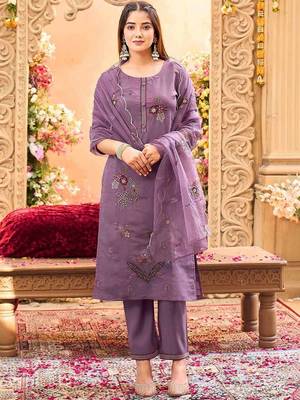 Women Floral Embroidered Regular Thread Work Kurta with Trousers & With Dupatta 1