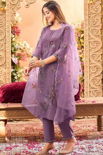 Women Floral Embroidered Regular Thread Work Kurta with Trousers & With Dupatta
