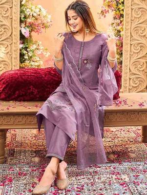 Women Floral Embroidered Regular Thread Work Kurta with Trousers & With Dupatta 4