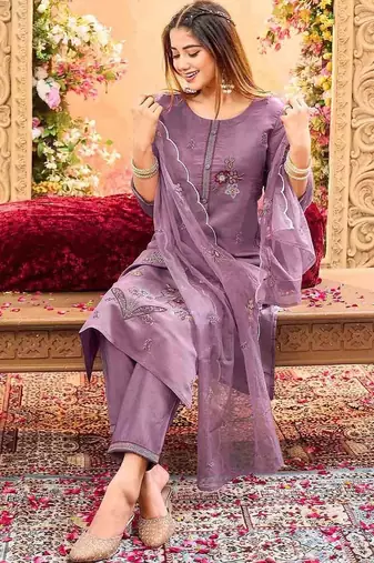 Women Floral Embroidered Regular Thread Work Kurta with Trousers & With Dupatta
