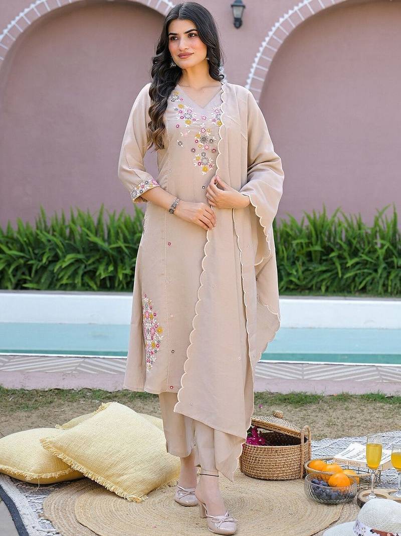 Women Floral Embroidered Regular Thread Work Kurta with Trousers & With Dupatta
