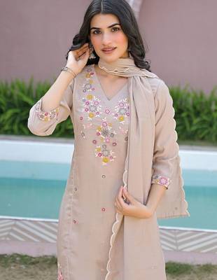 Women Floral Embroidered Regular Thread Work Kurta with Trousers & With Dupatta 2