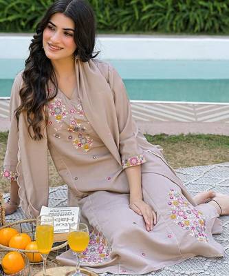 Women Floral Embroidered Regular Thread Work Kurta with Trousers & With Dupatta 5