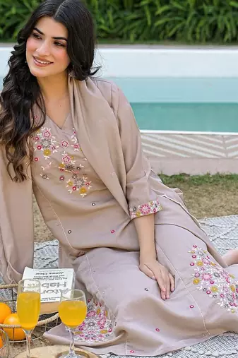 Women Floral Embroidered Regular Thread Work Kurta with Trousers & With Dupatta