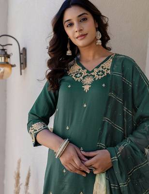 Women Floral Embroidered Kurta with Trousers & Dupatta 2