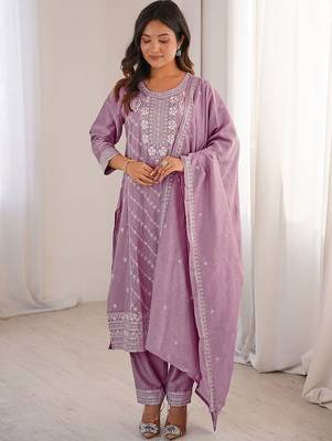 Women Floral Embroidered Regular Thread Work Kurta with Trousers & With Dupatta 1