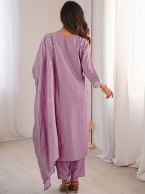 Women Floral Embroidered Regular Thread Work Kurta with Trousers & With Dupatta 2