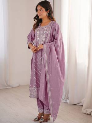 Women Floral Embroidered Regular Thread Work Kurta with Trousers & With Dupatta 3