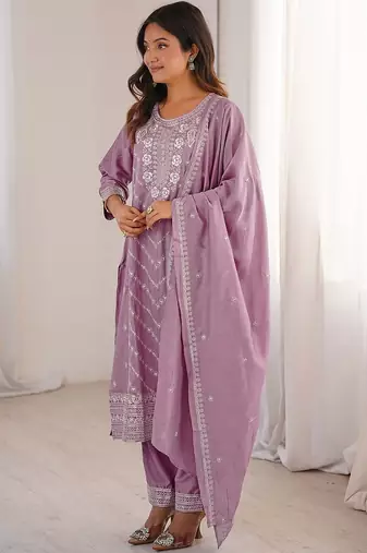 Women Floral Embroidered Regular Thread Work Kurta with Trousers & With Dupatta