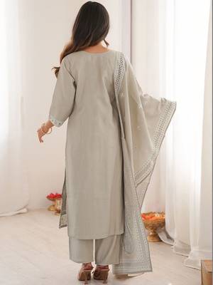 Women Floral Printed Regular Kurta with Trousers & With Dupatta 2