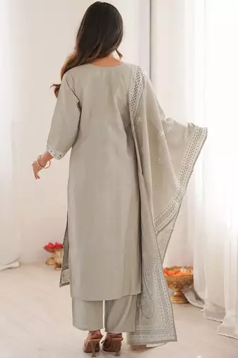Women Floral Printed Regular Kurta with Trousers & With Dupatta