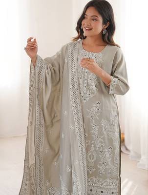 Women Floral Printed Regular Kurta with Trousers & With Dupatta 3
