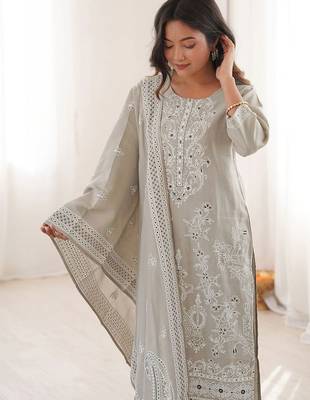 Women Floral Printed Regular Kurta with Trousers & With Dupatta 4