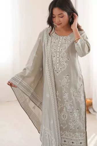 Women Floral Printed Regular Kurta with Trousers & With Dupatta