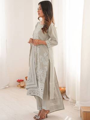 Women Floral Printed Regular Kurta with Trousers & With Dupatta 6