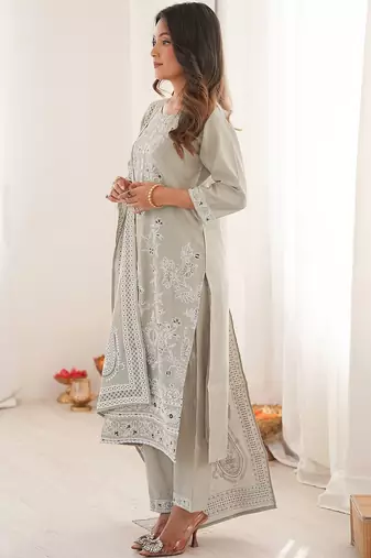 Women Floral Printed Regular Kurta with Trousers & With Dupatta