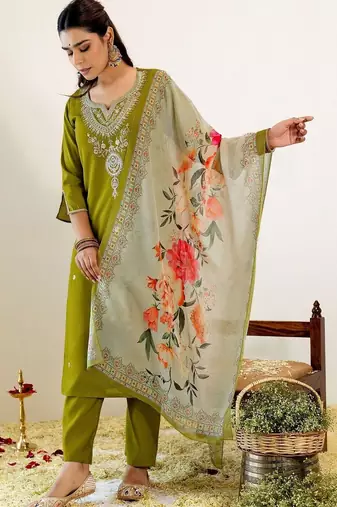 Women Floral Embroidered Regular Sequinned Kurta with Trousers & With Dupatta