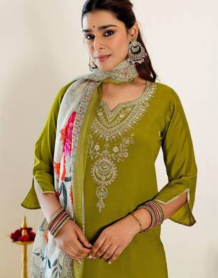 Women Floral Embroidered Regular Sequinned Kurta with Trousers & With Dupatta 2