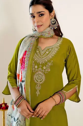 Women Floral Embroidered Regular Sequinned Kurta with Trousers & With Dupatta
