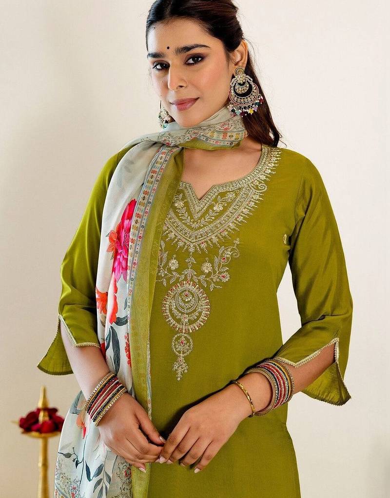 Women Floral Embroidered Regular Sequinned Kurta with Trousers & With Dupatta