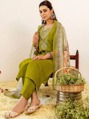 Women Floral Embroidered Regular Sequinned Kurta with Trousers & With Dupatta 7