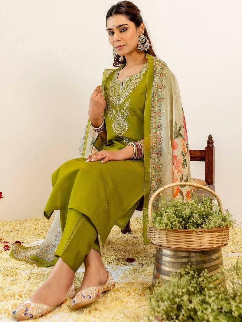 Women Floral Embroidered Regular Sequinned Kurta with Trousers & With Dupatta