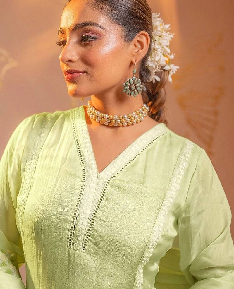 Women Ethnic Motifs Embroidered Regular Thread Work Kurta with Trousers & With Dupatta