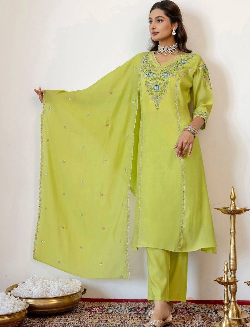 Women Floral Embroidered Regular Thread Work Chanderi Cotton Kurta with Trousers & With Dupatta