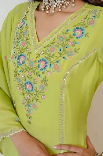 Women Floral Embroidered Regular Thread Work Chanderi Cotton Kurta with Trousers & With Dupatta