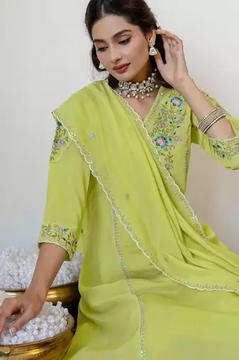 Women Floral Embroidered Regular Thread Work Chanderi Cotton Kurta with Trousers & With Dupatta