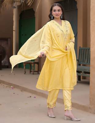 Women Ethnic Motifs Embroidered Regular Thread Work Chanderi Silk Kurta with Trousers & With Dupatta 3
