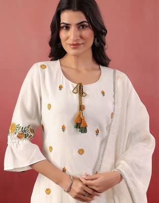 Women Floral Embroidered Regular Thread Work Kurta with Trousers & With Dupatta 2