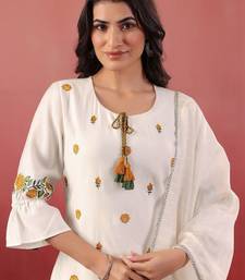 Women Floral Embroidered Regular Thread Work Kurta with Trousers & With Dupatta