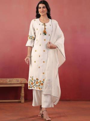 Women Floral Embroidered Regular Thread Work Kurta with Trousers & With Dupatta 1
