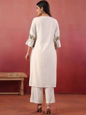 Women Floral Embroidered Regular Thread Work Kurta with Trousers & With Dupatta 3