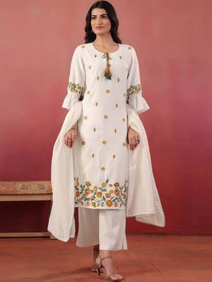 Women Floral Embroidered Regular Thread Work Kurta with Trousers & With Dupatta 5