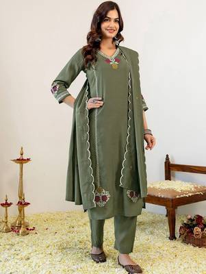Women Regular Kurta with Pyjamas & With Dupatta 3
