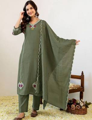 Women Regular Kurta with Pyjamas & With Dupatta 4