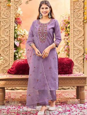 Women Floral Embroidered Regular Thread Work Kurta with Trousers & With Dupatta 1