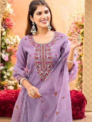 Women Floral Embroidered Regular Thread Work Kurta with Trousers & With Dupatta 2