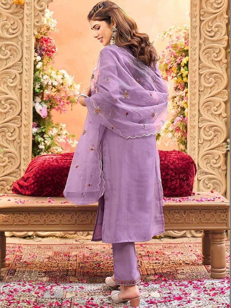 Women Floral Embroidered Regular Thread Work Kurta with Trousers & With Dupatta