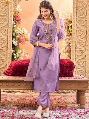 Women Floral Embroidered Regular Thread Work Kurta with Trousers & With Dupatta 4