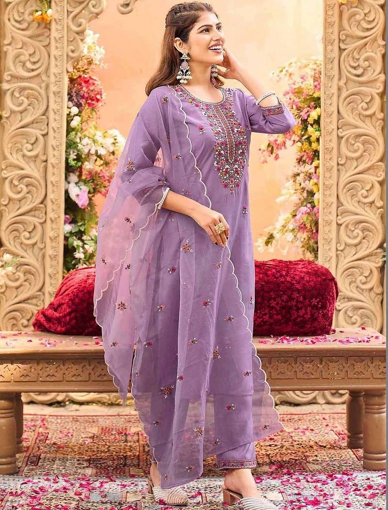 Women Floral Embroidered Regular Thread Work Kurta with Trousers & With Dupatta