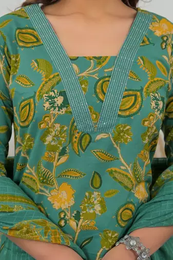 Women Floral Printed Regular Thread Work Kurta with Trousers & With Dupatta