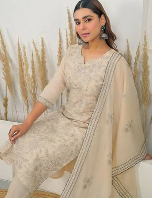 Women Floral Embroidered Regular Thread Work Kurta with Trousers & With Dupatta 2