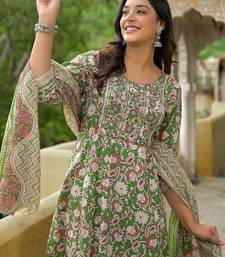 Women Floral Printed Regular Thread Work Kurta with Trousers & With Dupatta