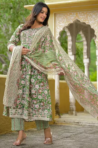 Women Floral Printed Regular Thread Work Kurta with Trousers & With Dupatta