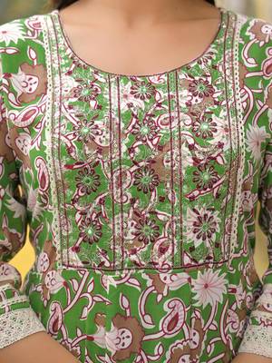 Women Floral Printed Regular Thread Work Kurta with Trousers & With Dupatta 6