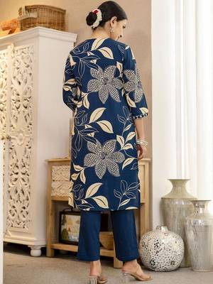 Women Floral Printed Regular Kurta with Trousers & With Dupatta 3