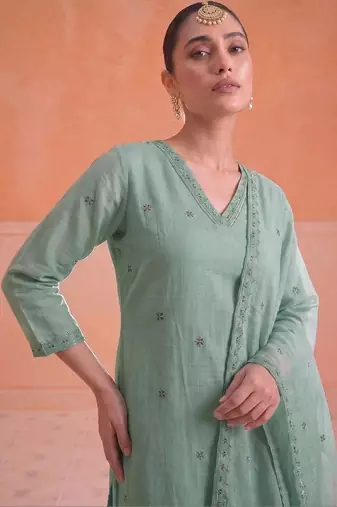 Women Ethnic Motifs Embroidered Regular Thread Work Chanderi Cotton Kurta with Trousers & With Dupatta